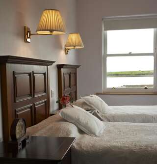 Отели типа «постель и завтрак» Seapoint House Уэстпорт Семейный номер с видом на море-4